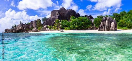 One of the most scenic and beautiful tropical beach in the world - Anse source d'argent in La Digue island, Seychelles © Freesurf