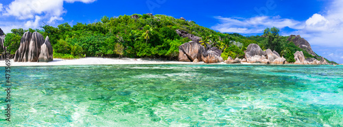 One of the most scenic and beautiful tropical beach in the world - Anse source d'argent in La Digue island, Seychelles © Freesurf