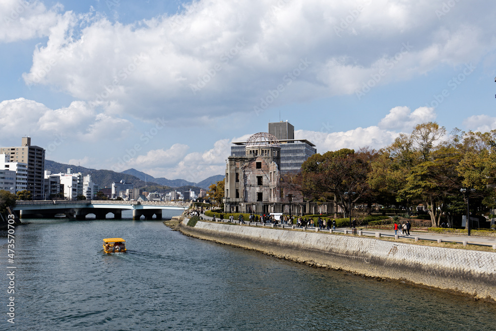 Obraz premium 秋の広島市・平和記念公園と原爆ドーム / Hiroshima Peace Memorial