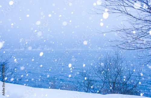大雪の余呉湖