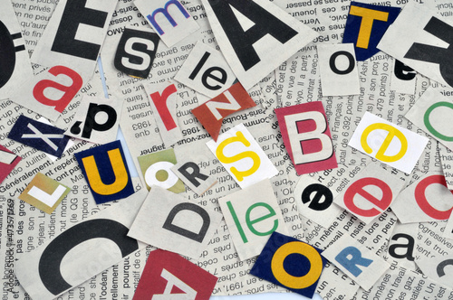 Lettres de l'alphabet de différentes couleurs et tailles découpées pour écrire une lettre anonyme