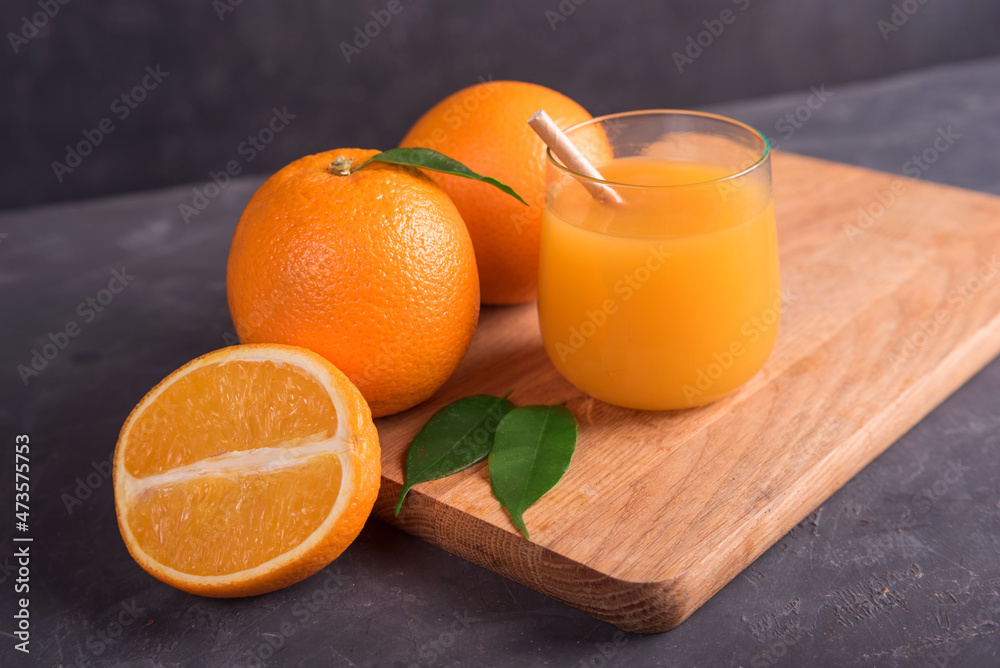 Φωτογραφία Glass of orange and juice and slice of orange fruit on wooden desk