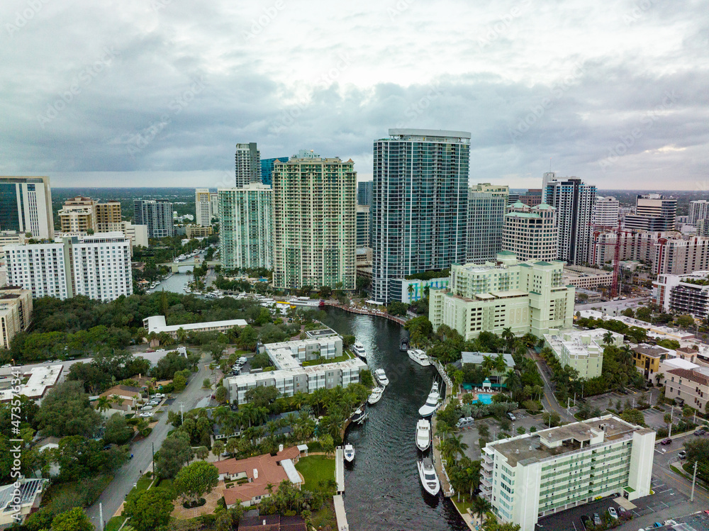 Obraz premium river in between downtown skyline of fort lauderdale during a cloudy day in the summer