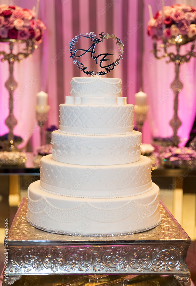 Delicious and well decorated wedding cake.