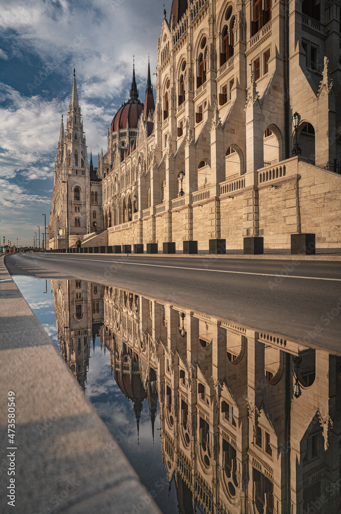 Obraz premium Iconic Hungarian Parliament in Budapest