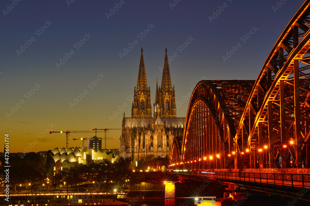 Naklejka premium Blaue Stunde am Kölner Dom