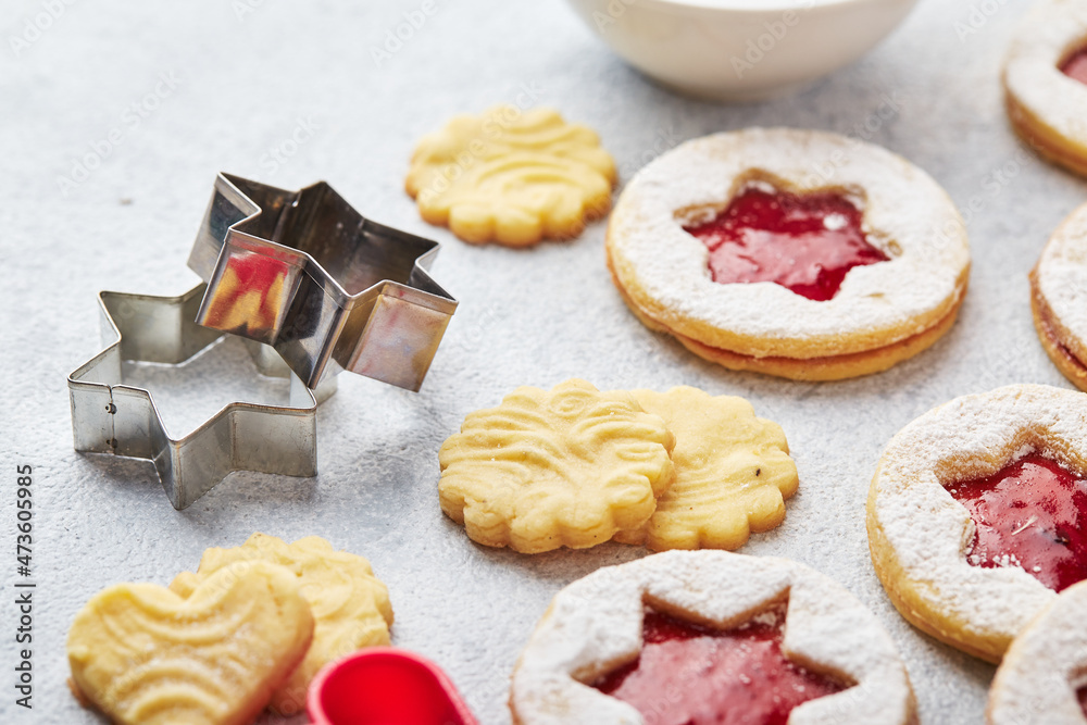 Fototapeta premium Classic Linzer Christmas Cookies with raspberry or strawberry jam on light background.