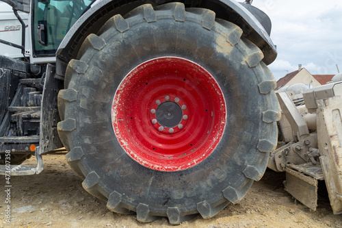 Gros plan sur la roue d'un tracteur sur un chantier de construction © Olivier SALESSE