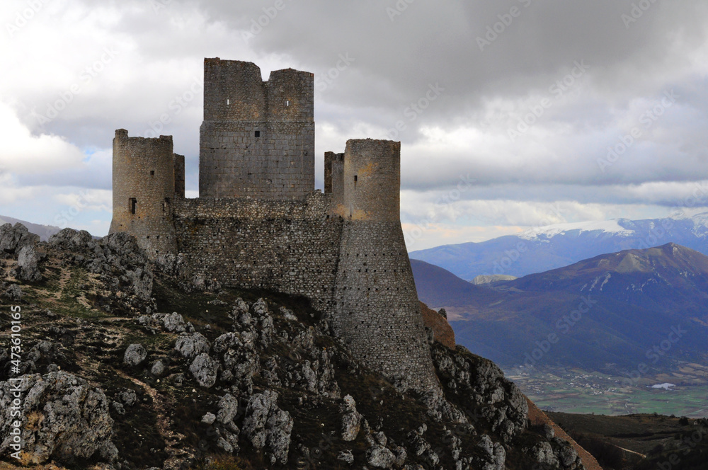 Castello di Rocca Calascio in una giornata nuvolosa 
