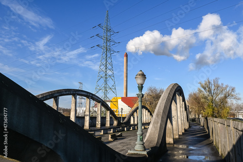 Environnement fumée pollution cheminée air carbone ozone industrie Brussels electricité electrique ligne pont beton