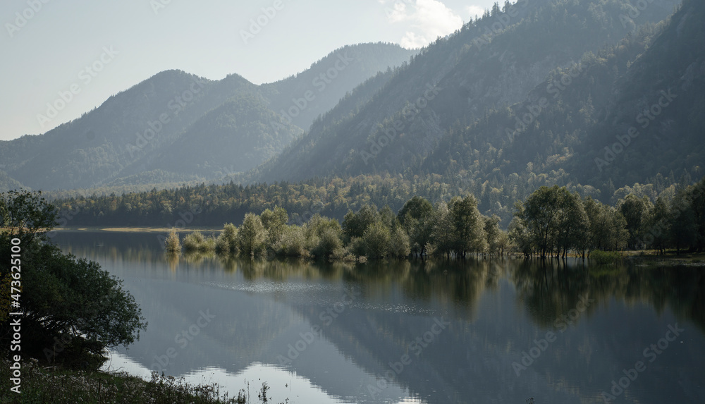 Diesige Sommer Stimmung am Lödensee im bayerischen Voralpenland bei Ruhpolding mit Blick vom Seeufer und Bergpanorama Landschaft im Hintergrund Diesige Sommer Stimmung am Lödensee im bayerischen Voralpenland bei Ruhpolding mit Blick vom Seeufer und Bergpanorama Landschaft im Hintergrund
