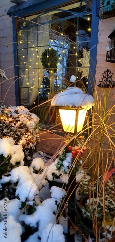 Świąteczna dekoracja domu, zima w ogrodzie, oświetlenie ogrodu, latarnia ogrodowa photo