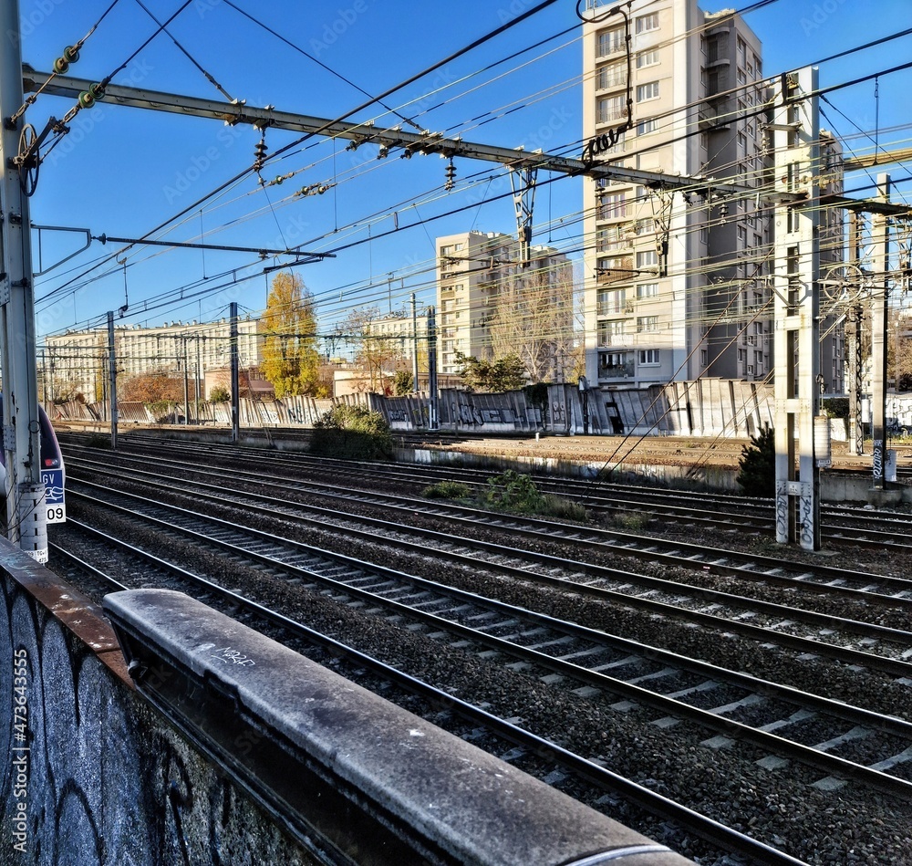 Fototapeta premium Des voies de chemin de fer en pleine ville