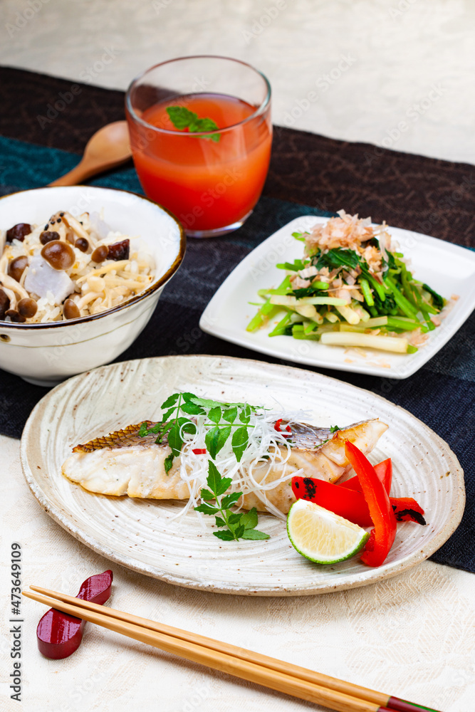 日本の家庭料理　白身魚の香味焼き　ミツバのわさび風味の煮たしとキノコと里芋の炊き込みご飯　トマトとオレンジのゼリー
