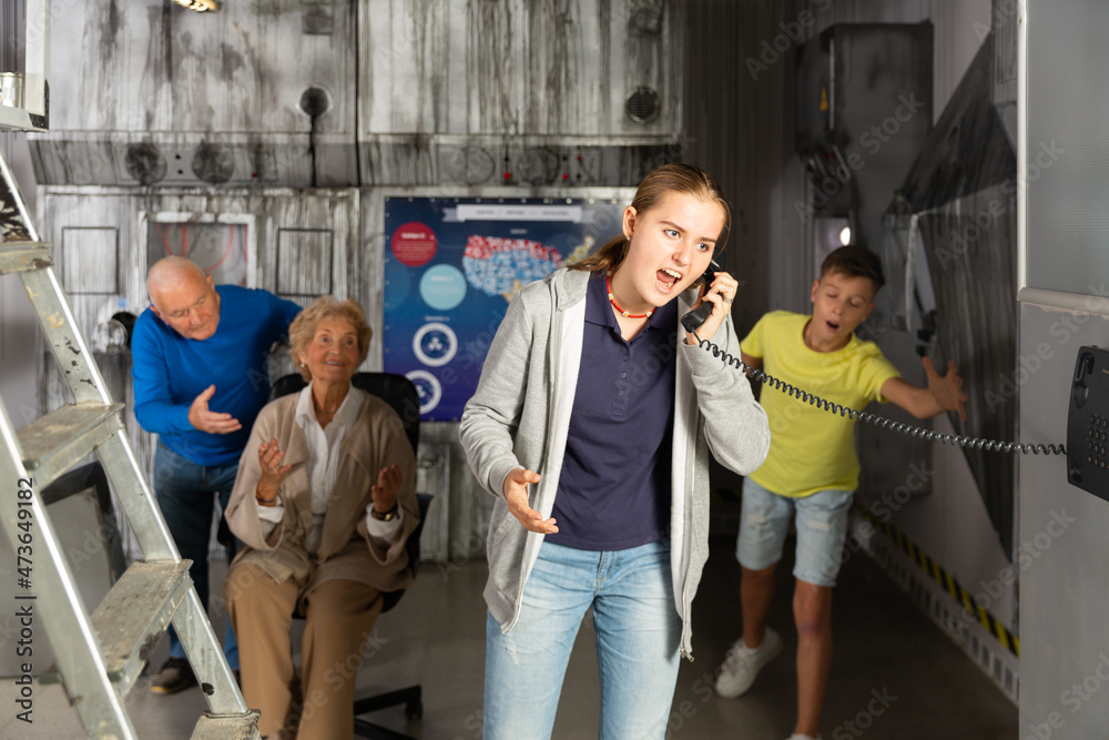 Obraz premium Scared girl shouts into the telephone receiver