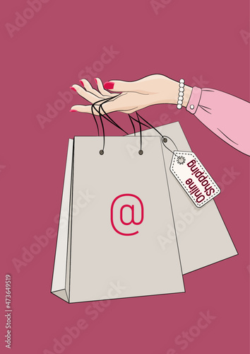 Dłoń trzymająca papierową torbę na zakupy z zawieszką "online shopping". Kobieca ręka z jasną torebką. Koncept zakupów przez Internet, wyprzedaży. Ilustracja wektorowa. 