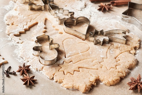 Weihnachtskekse ausstechen und backen: Chai-Kekse aus Mürbeteig mit weihnachtlichen Gewürzen wie Zimt, Anis, Nelke, Kardamom, Pfeffer und Vanille photo