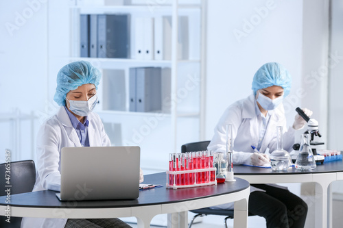 Scientists developing covid...