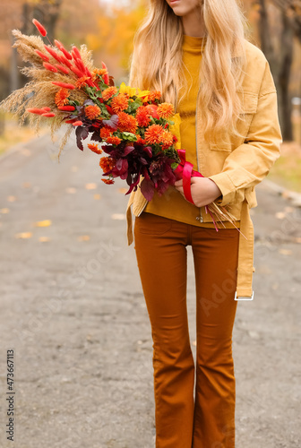Quadro su tela Young woman with beautiful autumn bouquet in park, closeup