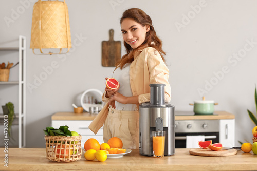 Young woman preparing healt...