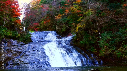 日本の秋の風景　美しい紅葉と養老渓谷粟又の滝