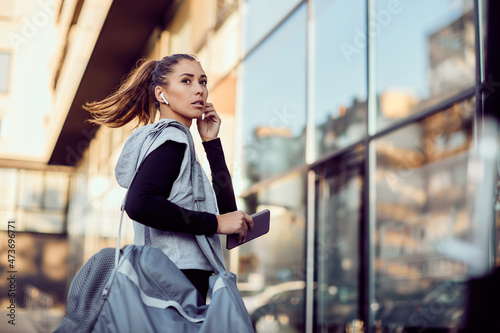 Картината върху платно Young athletic woman rushes to sports training in gym and looking away