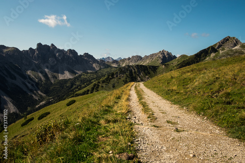 Wanderweg in den Alpen (Österreich, Tirol)
