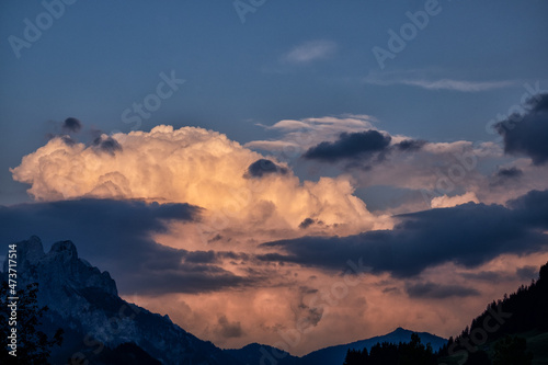 Wolkengebilde im Tannheimer Tal (links Köllenspitze, Österreich, Tirol))