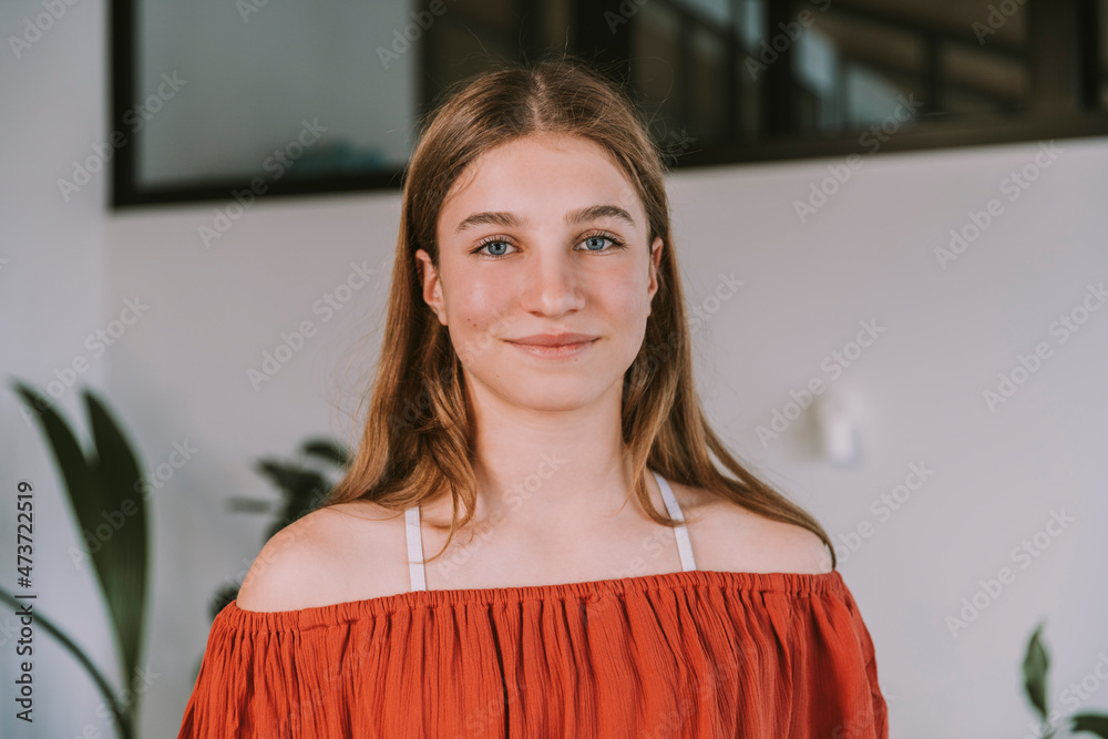 © Westend61 - Teenage girl smiling at home