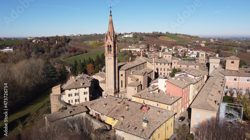 Foto Panoramic aerial view of the medieval village of Castelvetro, Modena in Emilia Romagna