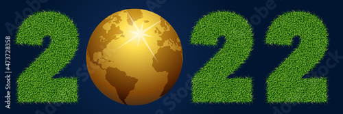 2022 - Bannière pour le Nouvel an sur le thème de l’écologie avec des chiffres en matière gazon et une planète terre en or sur fond noir.