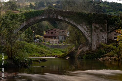 Obraz na płótnie Medieval bridge of Liergenes in Cantabria.