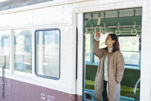 電車に乗る女性