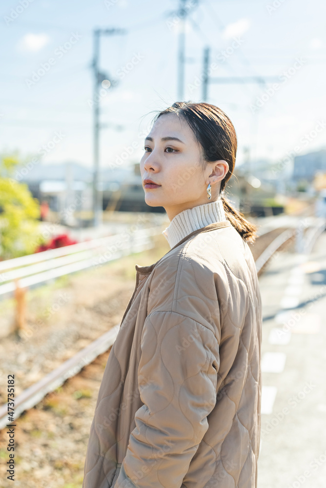 Obraz premium 田舎町を散策する女性