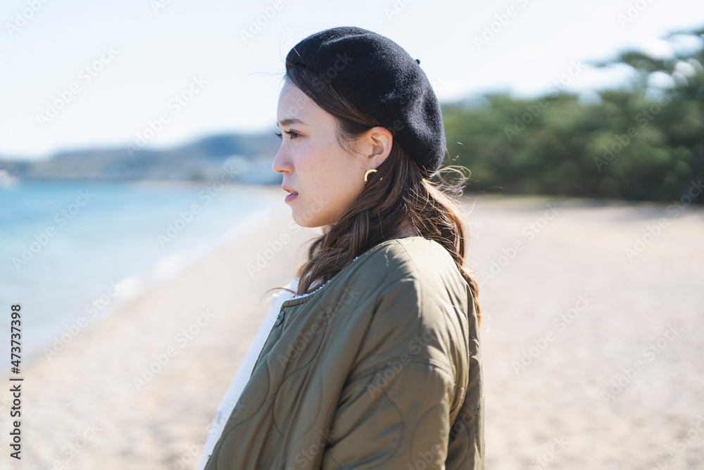 海辺を散策する女性 海辺を散策する女性