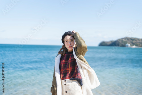 海辺を散策する女性 © peach100