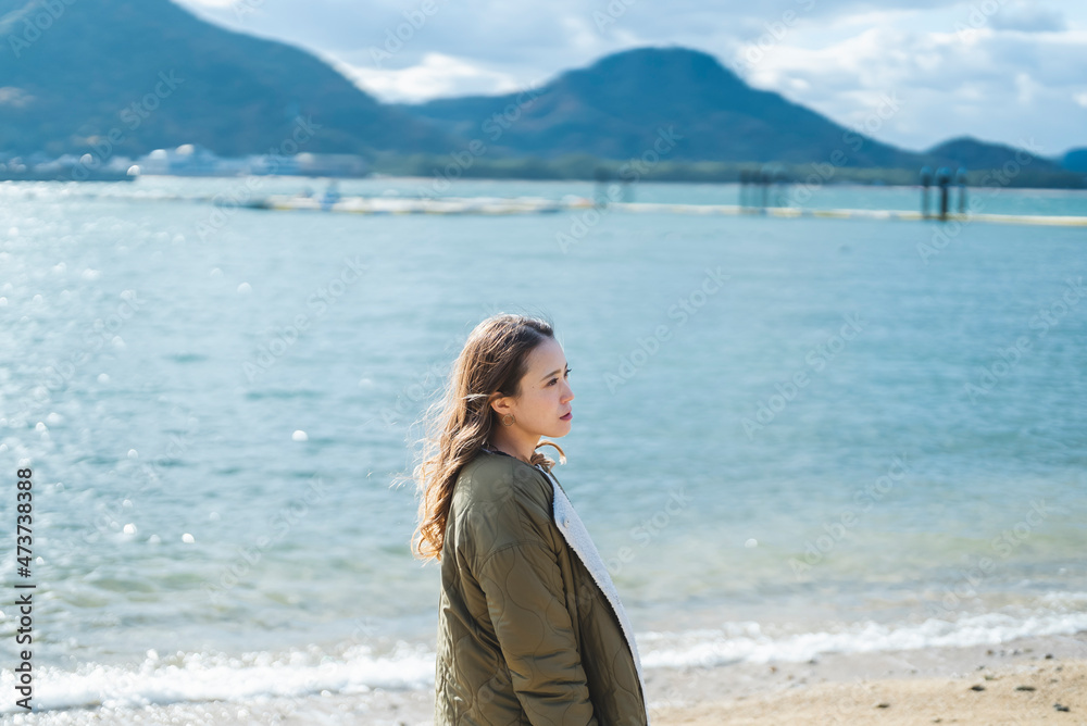 海の近くでバカンスを過ごす女性