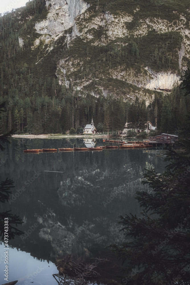 Obraz premium landscape of a lake with boats surrounded by mountains
