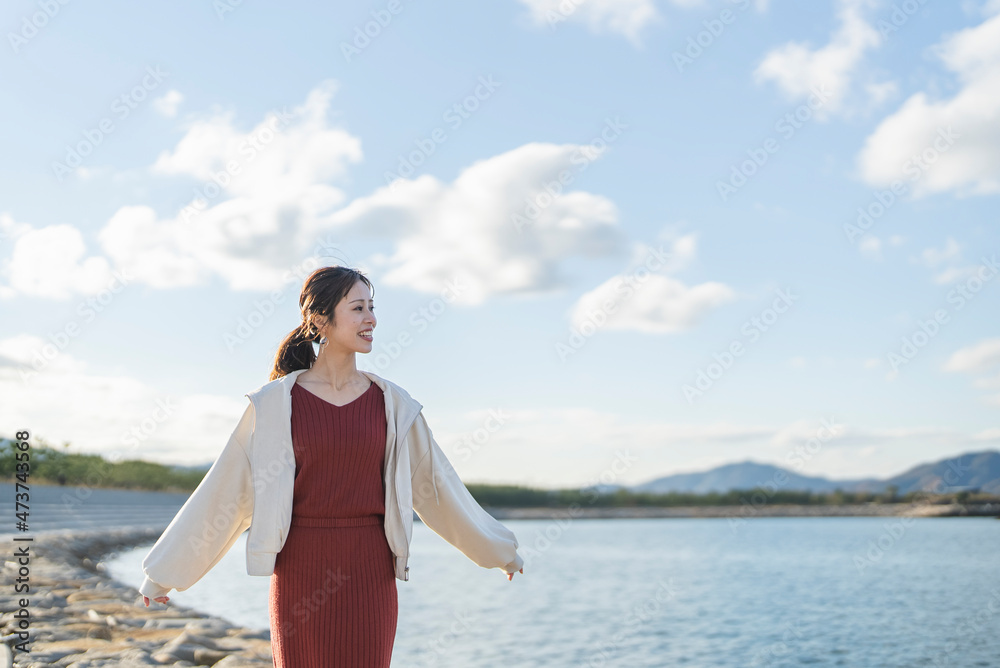 海岸沿いを散策する女性