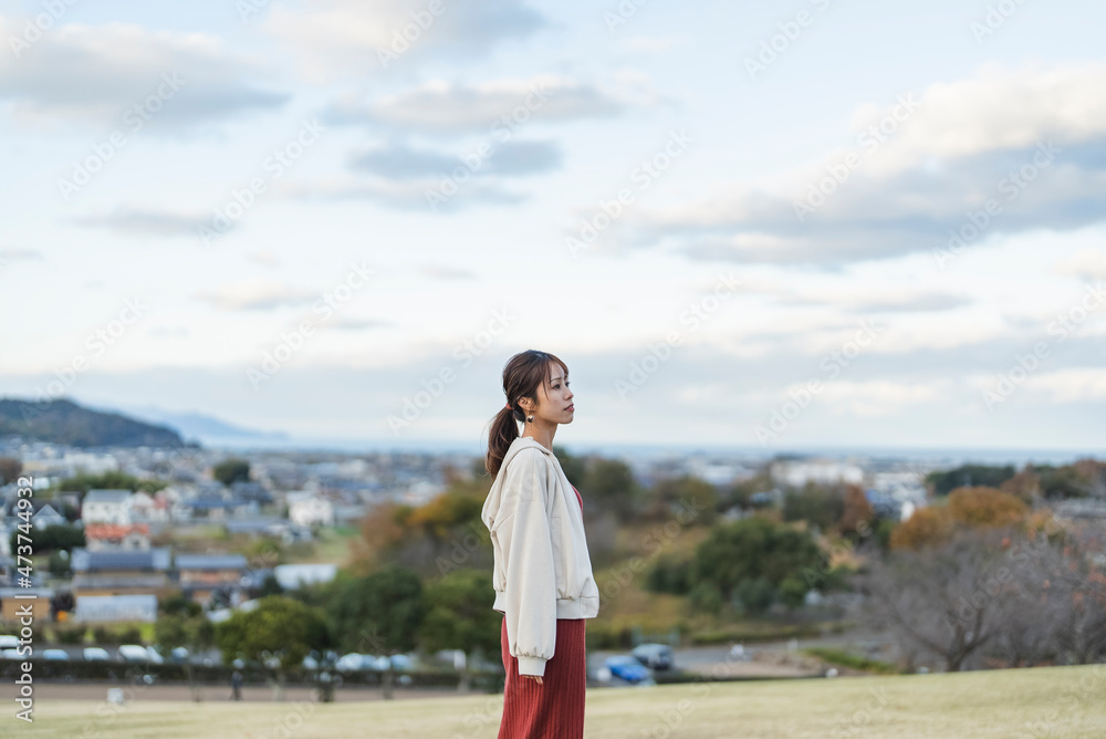 高台の女性 高台の女性