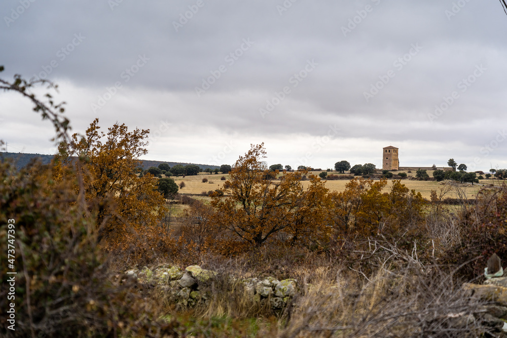 torreon de castillo en medio de una esplanada en el campo a los pies de una montaña