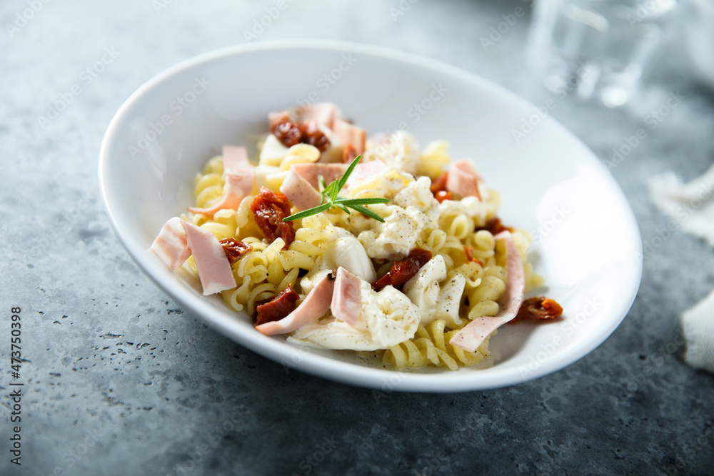 Pasta with ham, tomatoes and fresh cheese Pasta with ham, tomatoes and fresh cheese
