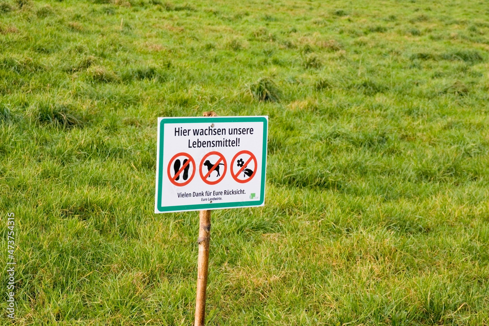 Hinweisschild Hundekot auf Wiese 1 Stock Photo | Adobe Stock