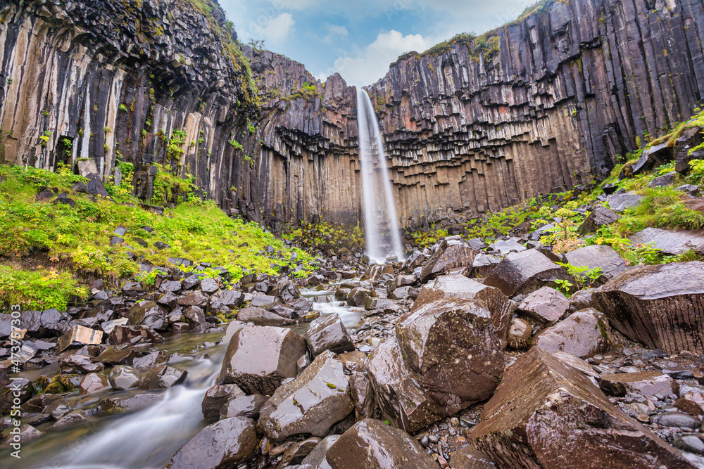 Φωτογραφία Svartifoss waterfall, detail of the upper part of the most beautiful waterfall i