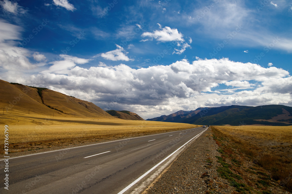 Fototapeta premium Trakt Czujski w górach Ałtaj. Jedna z najpiękniejszych dróg na świecie. Rosja. Ałtaj