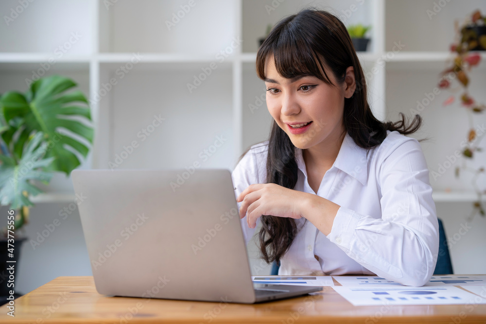Portrait of a businesswoman having conference video call using laptop talking to coworker online audience sitting at office desk Consultation, webinar, tutoring on the internet, telecommuting Portrait of a businesswoman having conference video call using laptop talking to coworker online audience sitting at office desk Consultation, webinar, tutoring on the internet, telecommuting