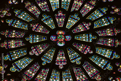 フランス・南仏オクシタニーの聖堂のステンドグラス