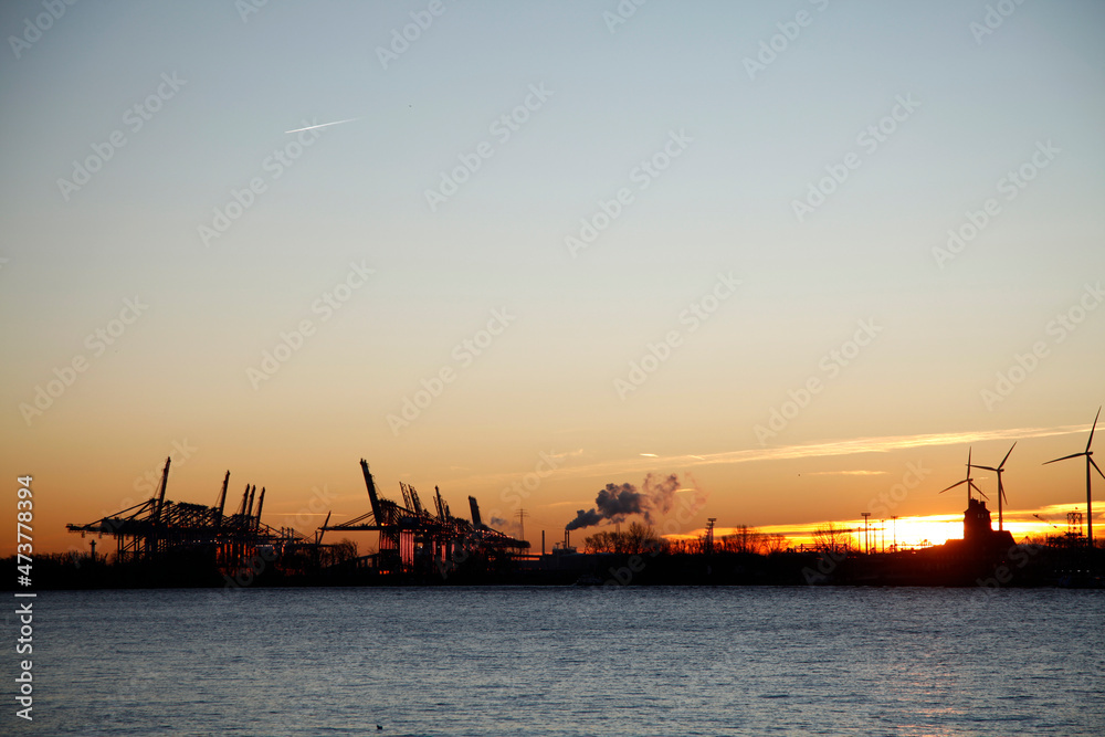 Sonnenaufgang im Hafen Hamburg im Winter