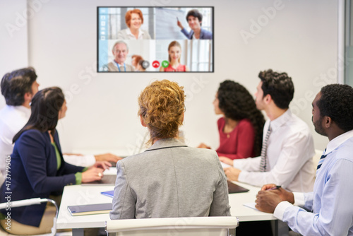 Business Meeting mit online Videokonferenz im Büro
