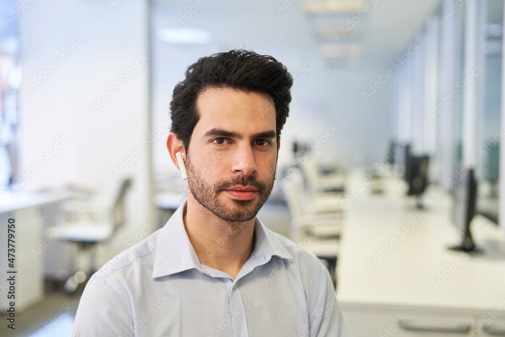 Trainee oder Startup Gründer mit In-Ear Kopfhörer Trainee oder Startup Gründer mit In-Ear Kopfhörer
